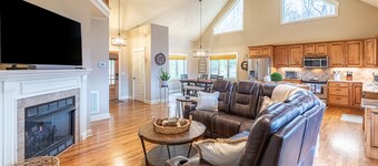 Mountain-view haven with great views, fireplaces, WiFi & ample alfresco living