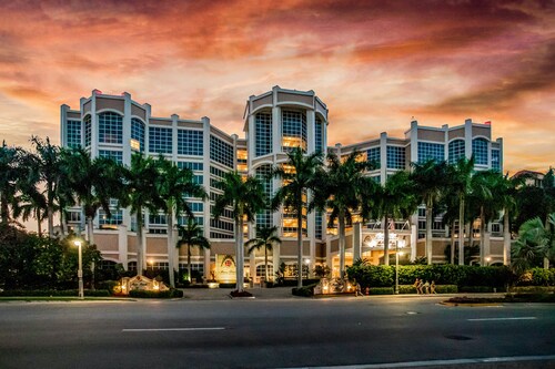 Snowbird-friendly Gulf-front condo with pool, hot tub, fitness room, & AC