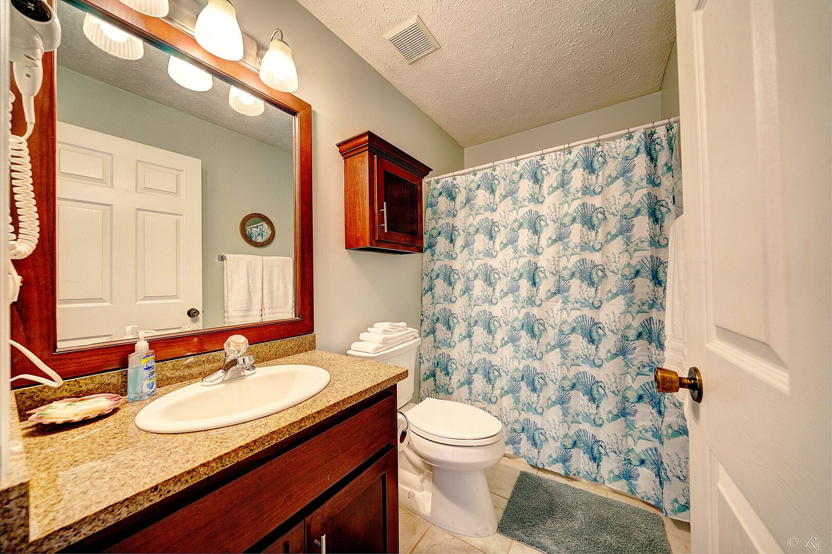 Peachtree oasis! 4 min walk to the beach, free parking, 2 miles to pier park