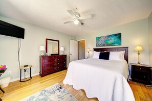 1 bedroom, free WiFi, bed sheets - Peachtree oasis! 4 min walk to the beach, free parking, 2 miles to pier park (Panama City Beach)