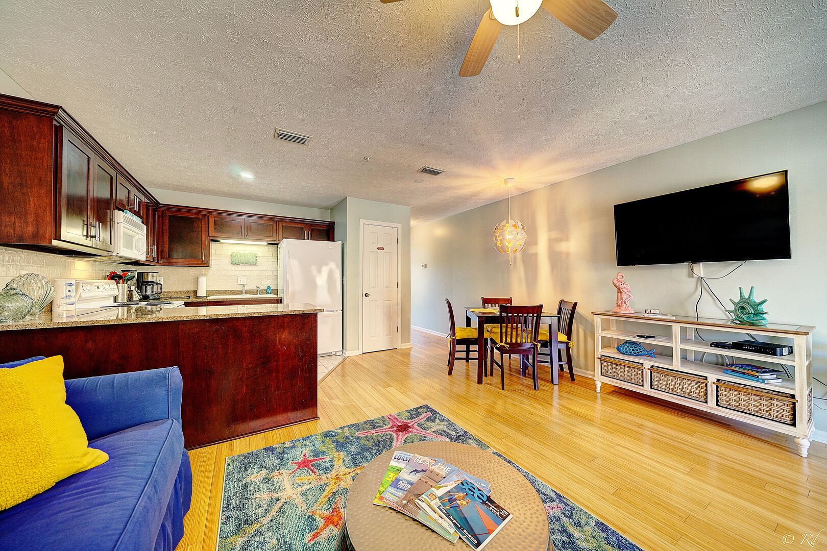 Peachtree oasis! 4 min walk to the beach, free parking, 2 miles to pier park