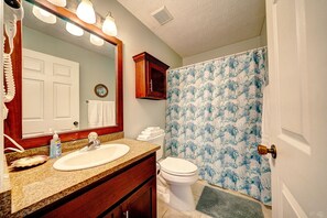 Banheira, secador de cabelo, toalhas de banho, sabonete