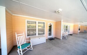 Terrace/patio - Peachtree oasis! 4 min walk to the beach, free parking, 2 miles to pier park (Panama City Beach)