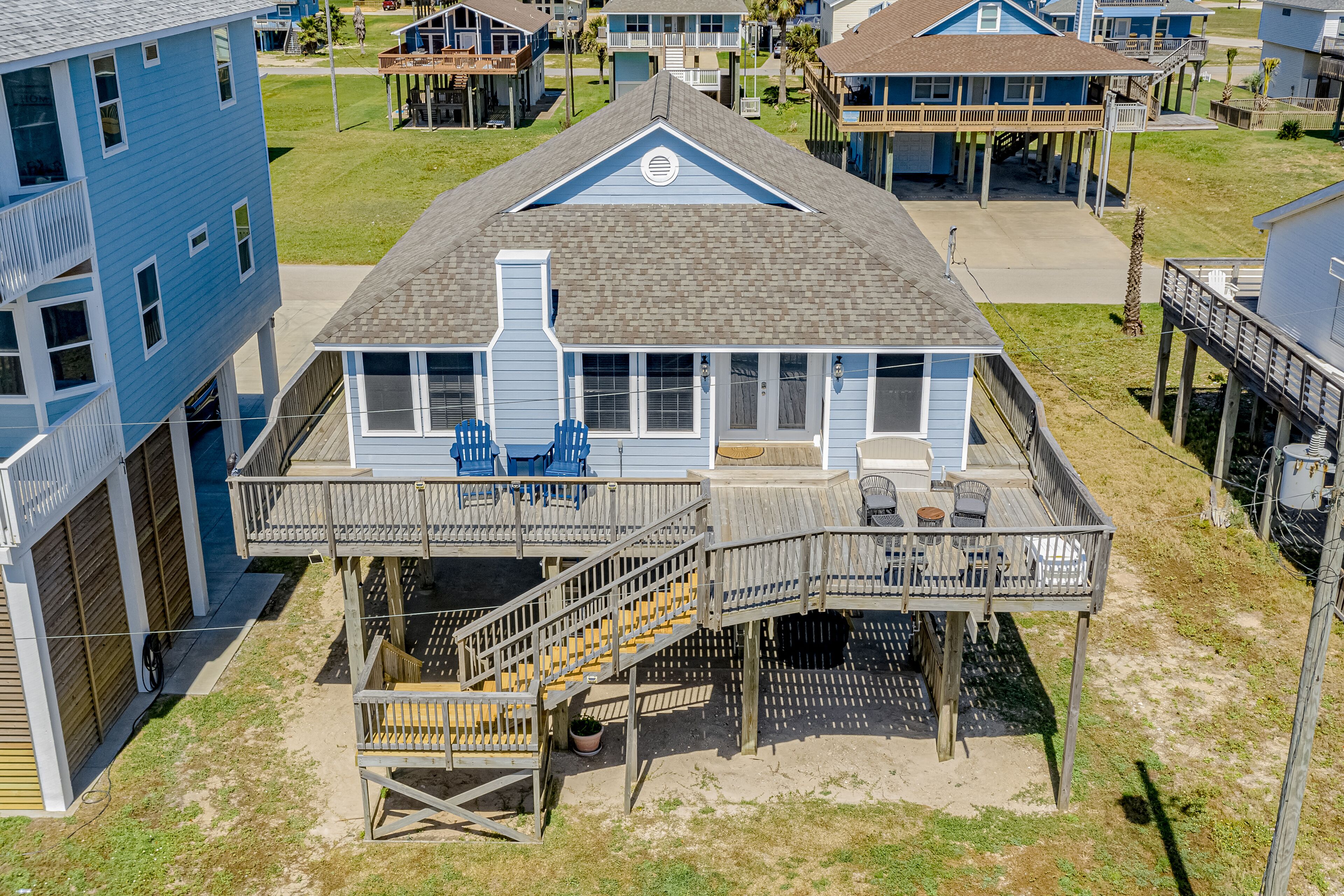 Gulf-view haven steps to ocean with huge deck, WiFi, & AC - dogs & snowbird OK