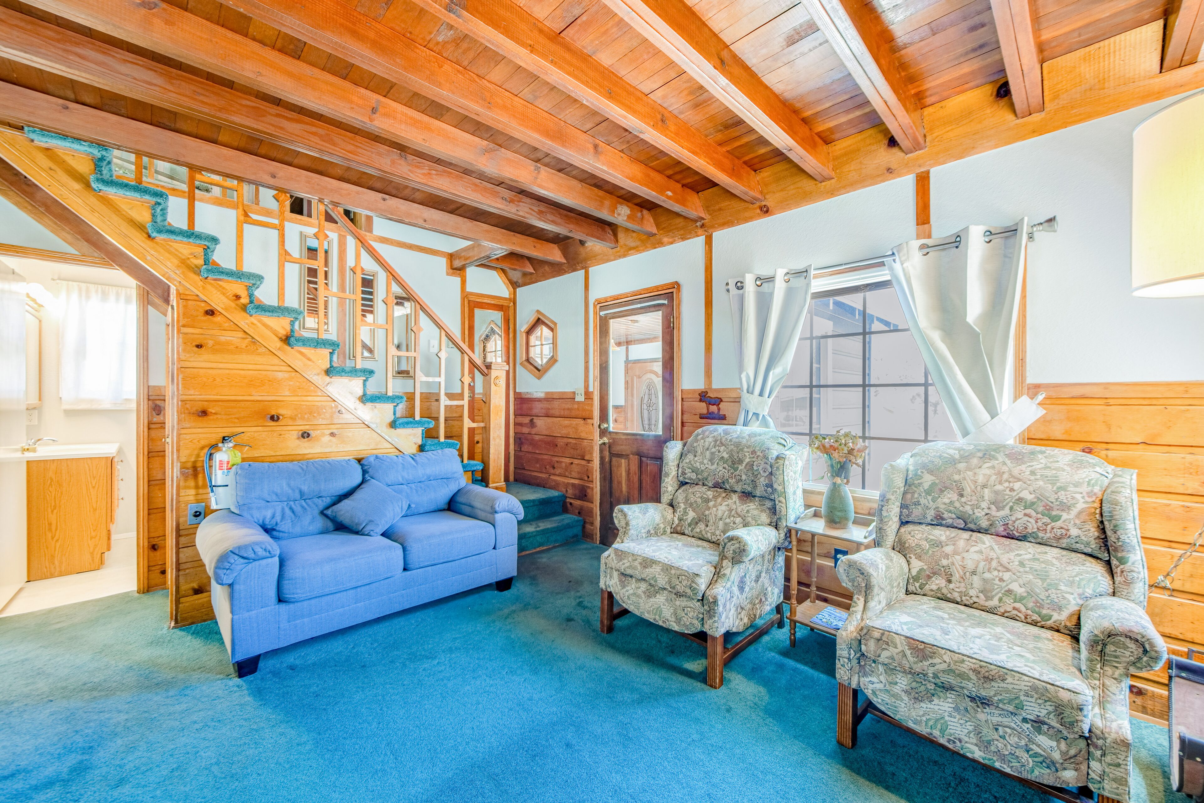 Cozy home with wood-burning fireplace, WiFi, W/D & fenced yard - great location