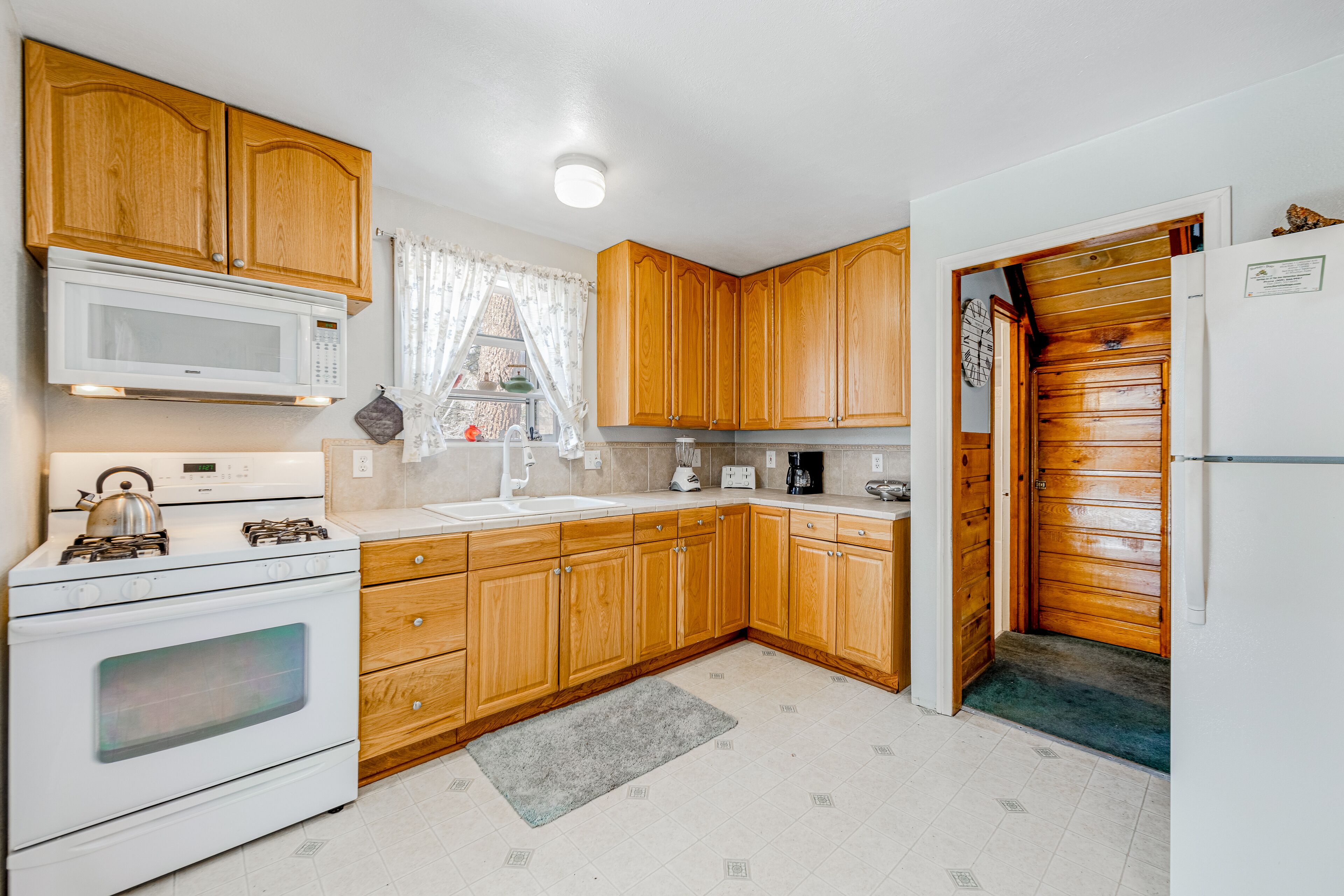 Cozy home with wood-burning fireplace, WiFi, W/D & fenced yard - great location