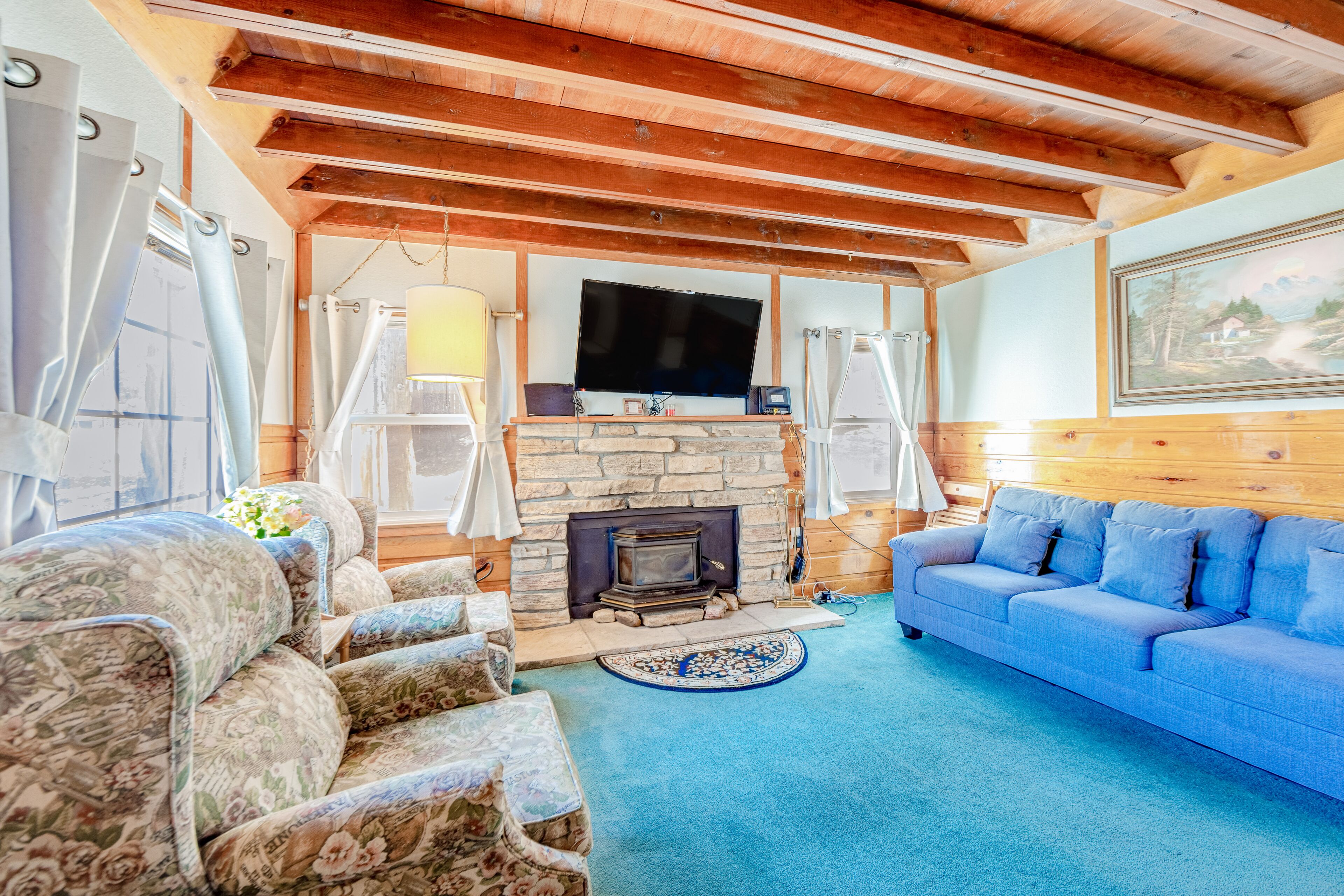 Cozy home with wood-burning fireplace, WiFi, W/D & fenced yard - great location