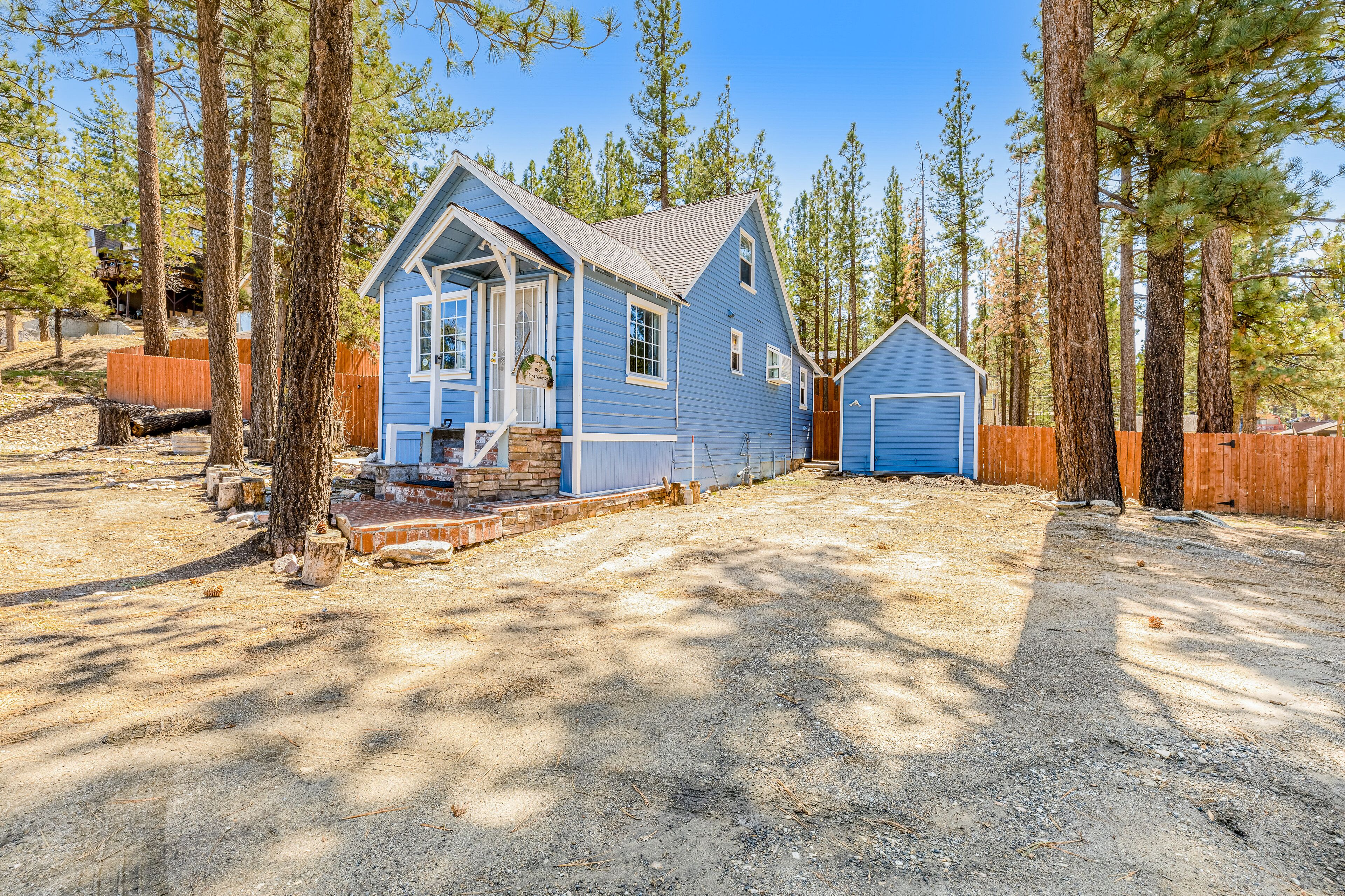 Cozy home with wood-burning fireplace, WiFi, W/D & fenced yard - great location