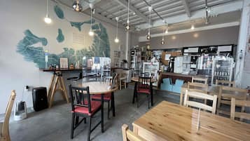 供應早餐、午餐及晚餐