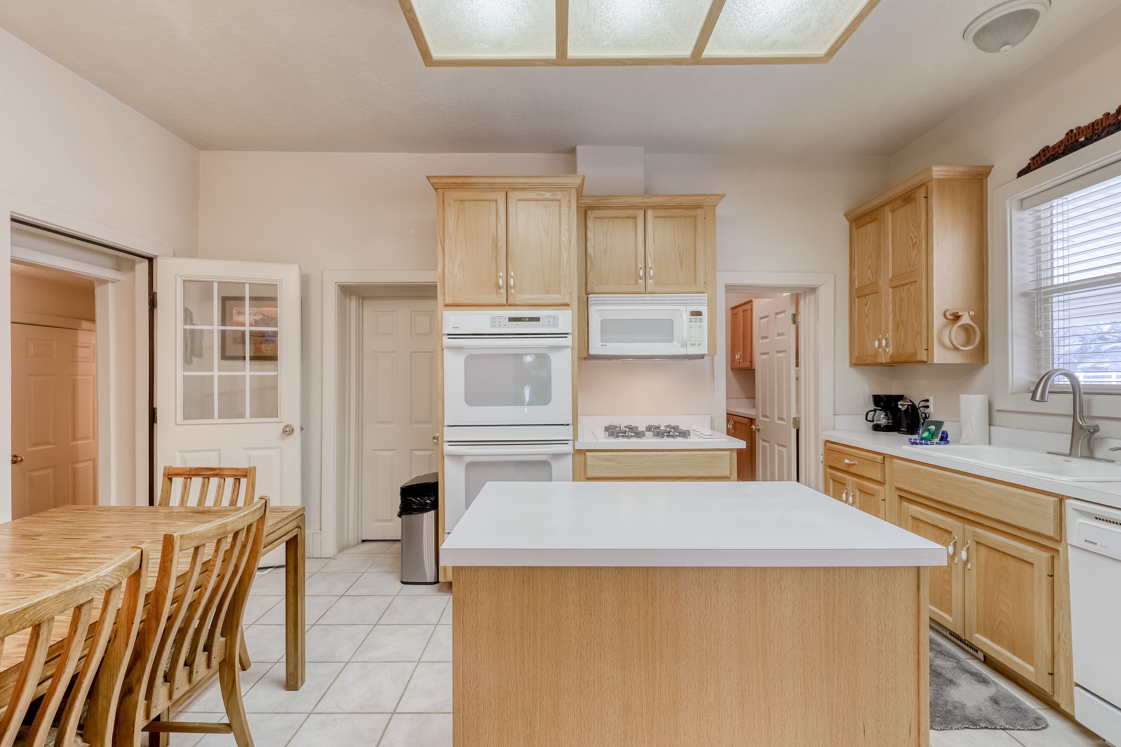 Classic home near national parks & skiing with orchard, gas grill, & free WiFi