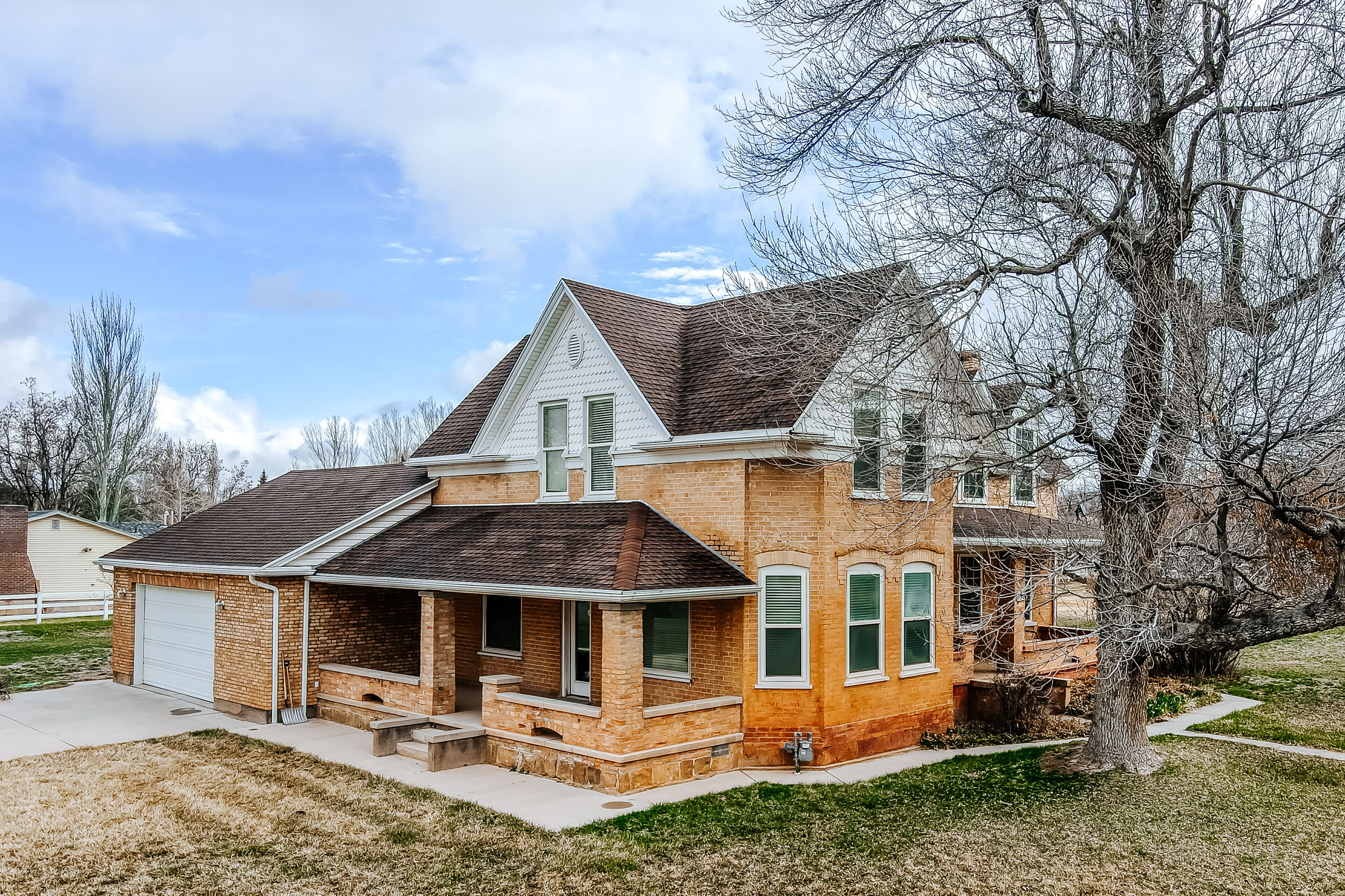 Classic home near national parks & skiing with orchard, gas grill, & free WiFi