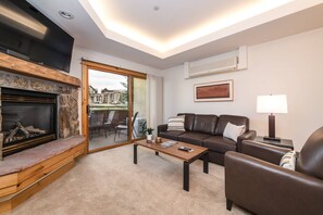 智能电视、壁炉、书