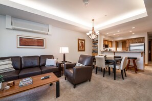 智能电视、壁炉、书