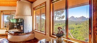 Classic Sedona home with washer/dryer & amazing mountain views