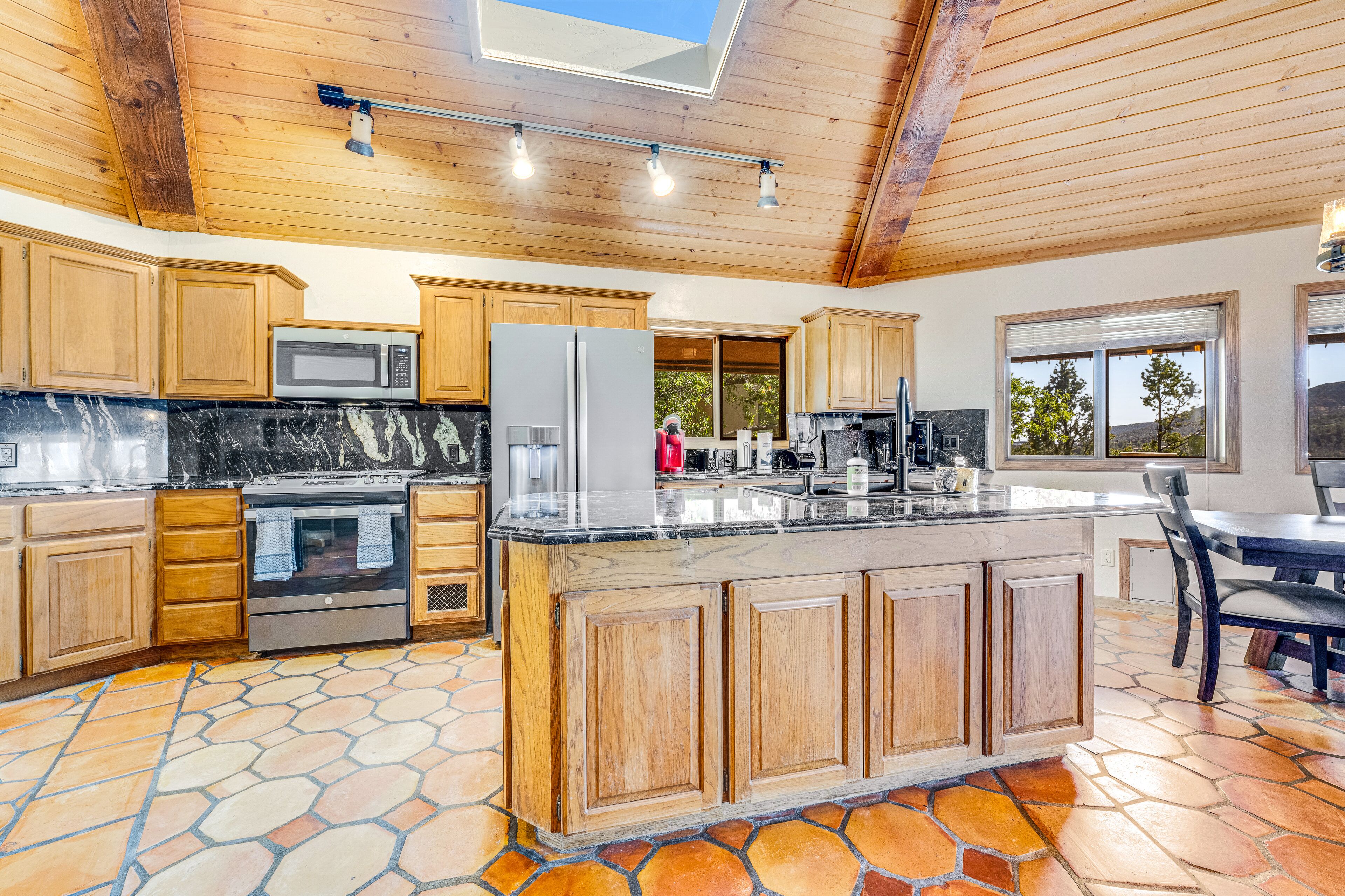 Classic Arizona home with central AC, washer/dryer & mountain views