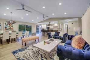 Smart TV, caminetto, tavolo da calcetto, tavolo da ping pong