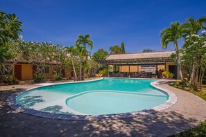 Una piscina al aire libre