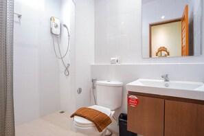 Habitación estándar doble | Baño | Artículos de higiene personal ecológicos y toallas