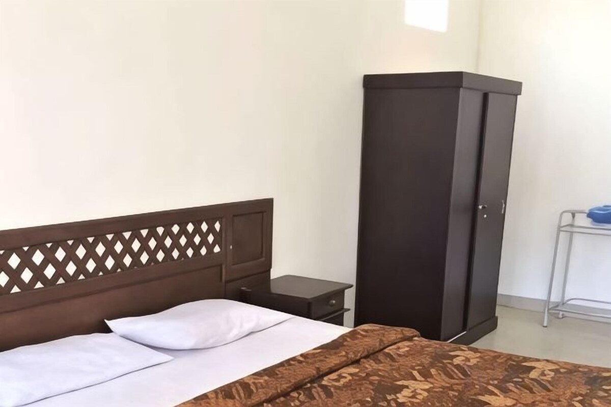 Desk, WiFi (free), bed sheets