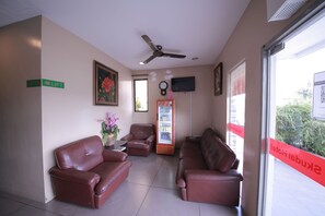 Lobby sitting area - Skudai Hotel Universiti Teknologi Malaysia (Johor Bahru)