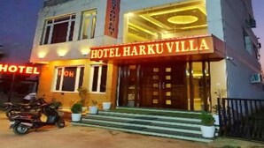 A multi-story building with a prominent sign for 'Hotel Harkuvilla'.