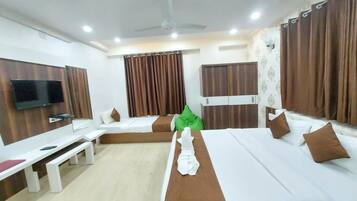 Quarto família | Escrivaninha, Wi-Fi de cortesia, roupa de cama