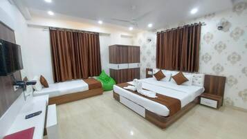 Family Room | Desk, free WiFi, bed sheets