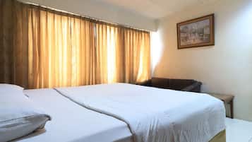 Escritorio, wifi gratis y ropa de cama