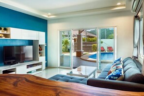 Familie villa | Woonkamer | Een 32-inch lcd-televisie met digitale zenders en televisie