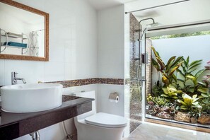 Familie villa | Badkamer | Een douche, een regendouche, gratis toiletartikelen, een haardroger
