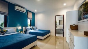 Una habitación de hotel moderna con dos camas, un baño con espejo y un ventanal grande.