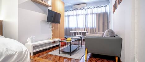 Estúdio luxo | Escrivaninha, Wi-Fi de cortesia, roupa de cama