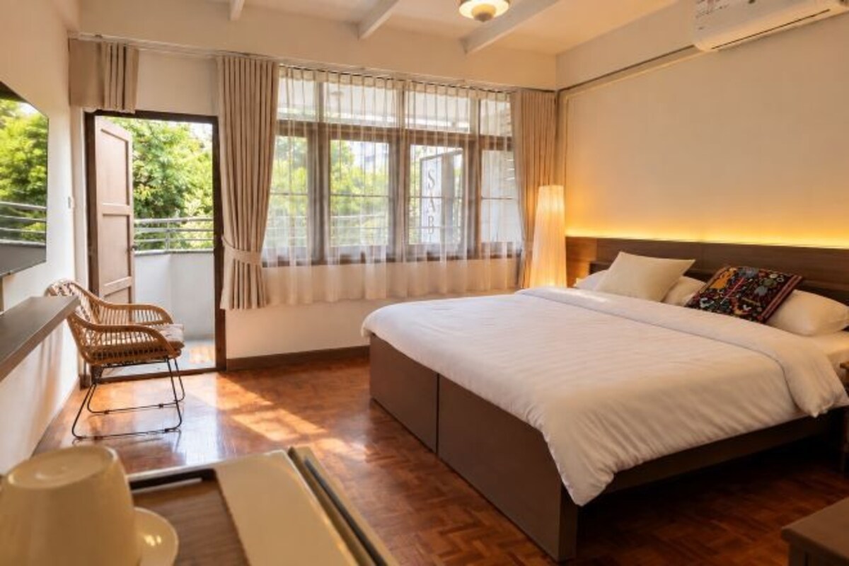 Desk, WiFi (free), bed sheets