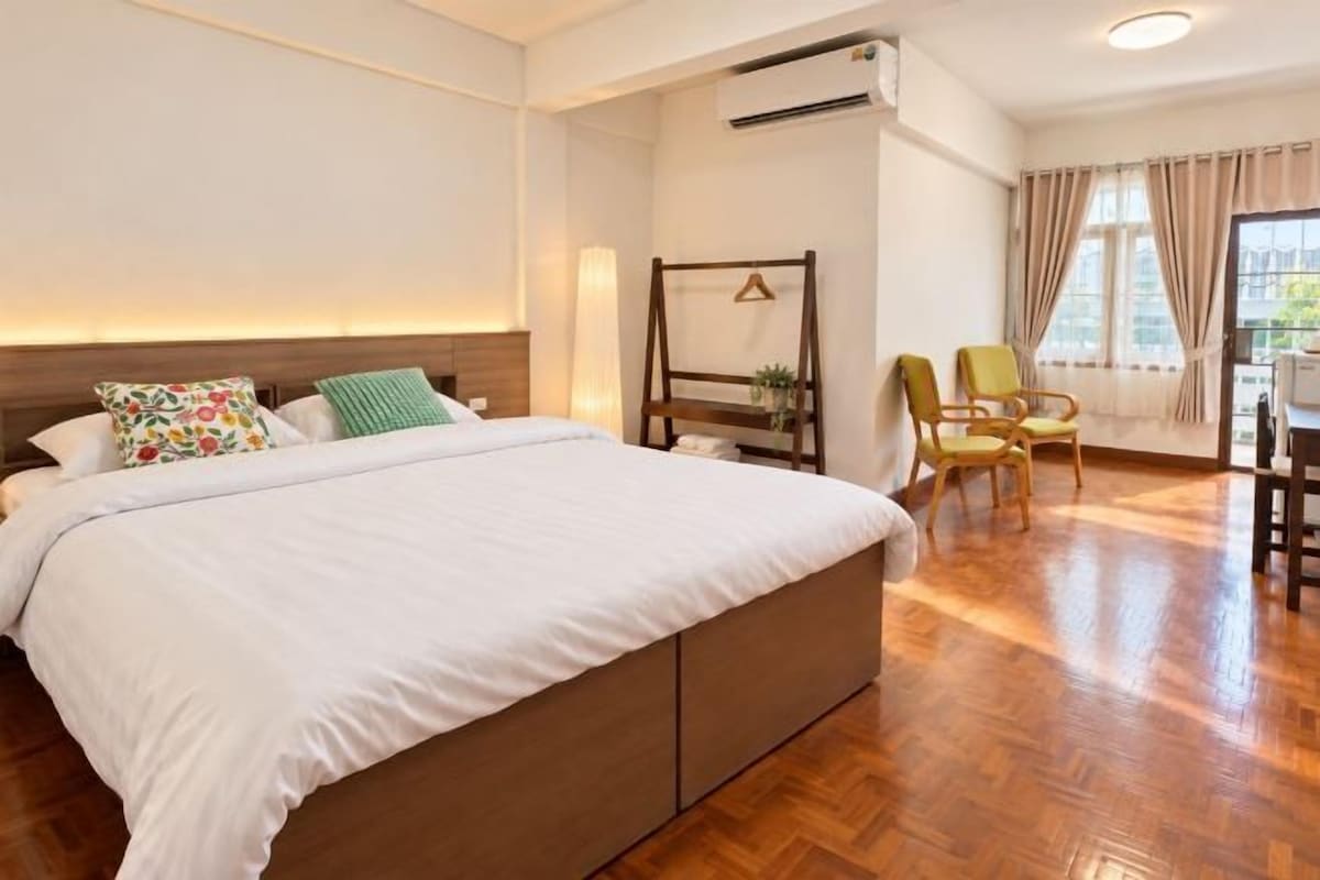 Desk, WiFi (free), bed sheets