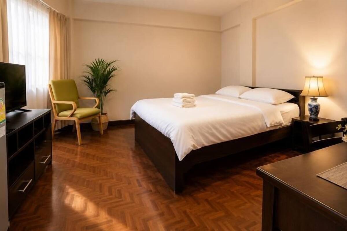 Desk, WiFi (free), bed sheets