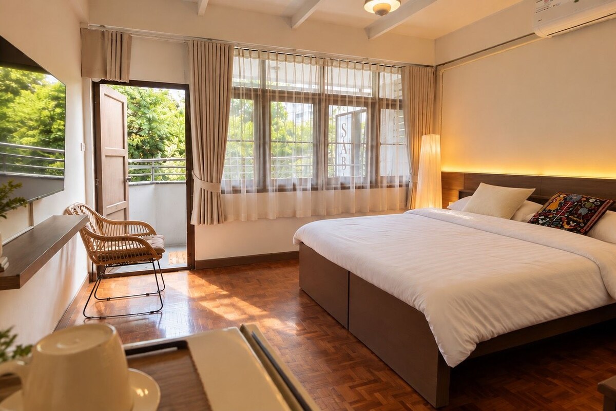 Desk, free WiFi, bed sheets