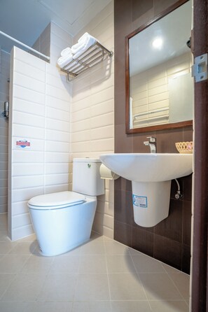 Monolocale Deluxe | Bagno | Doccia, set di cortesia gratuito, asciugacapelli, pantofole