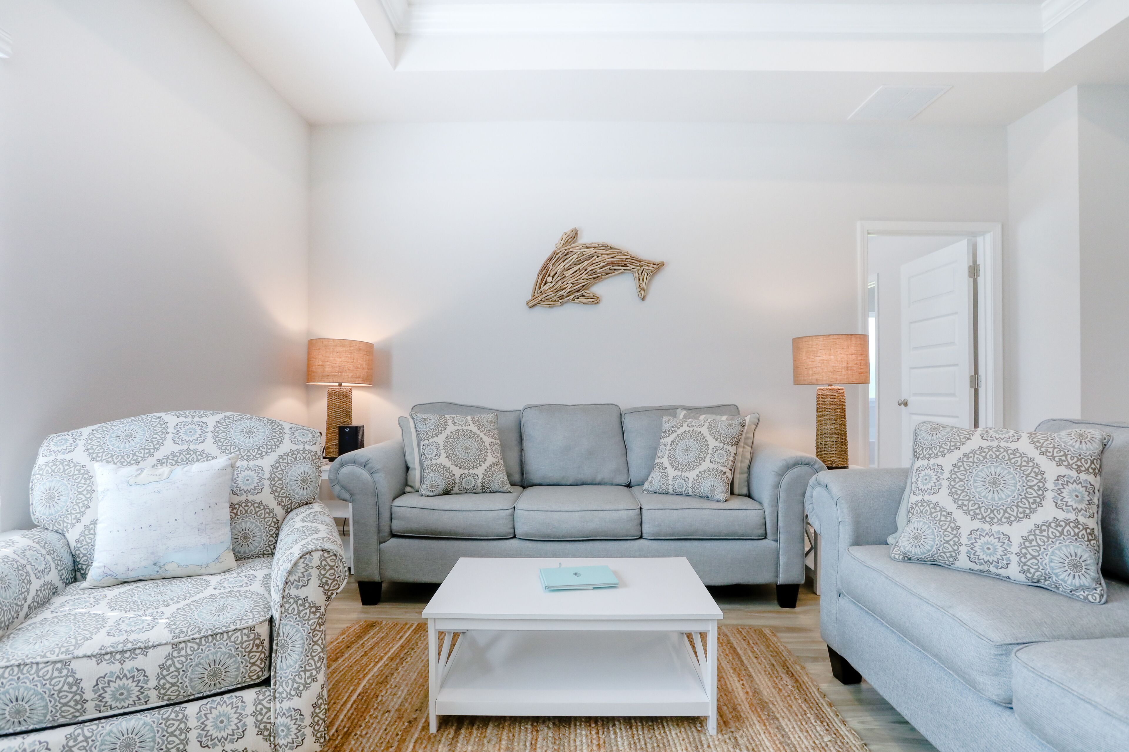 Fantastic coastal home with beach boardwalk, shared pool, private porch & WiFi