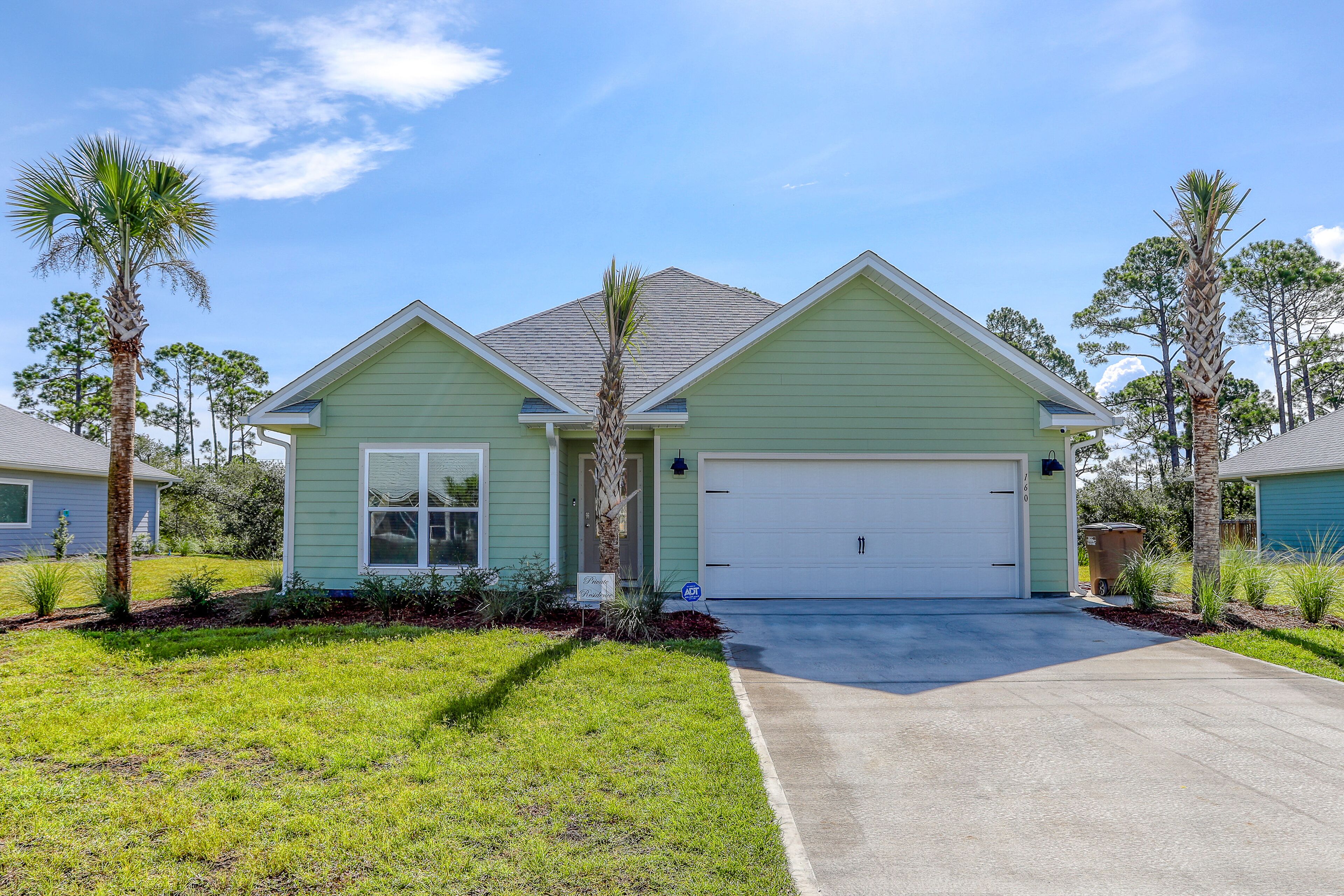 Fantastic coastal home with beach boardwalk, shared pool, private porch & WiFi