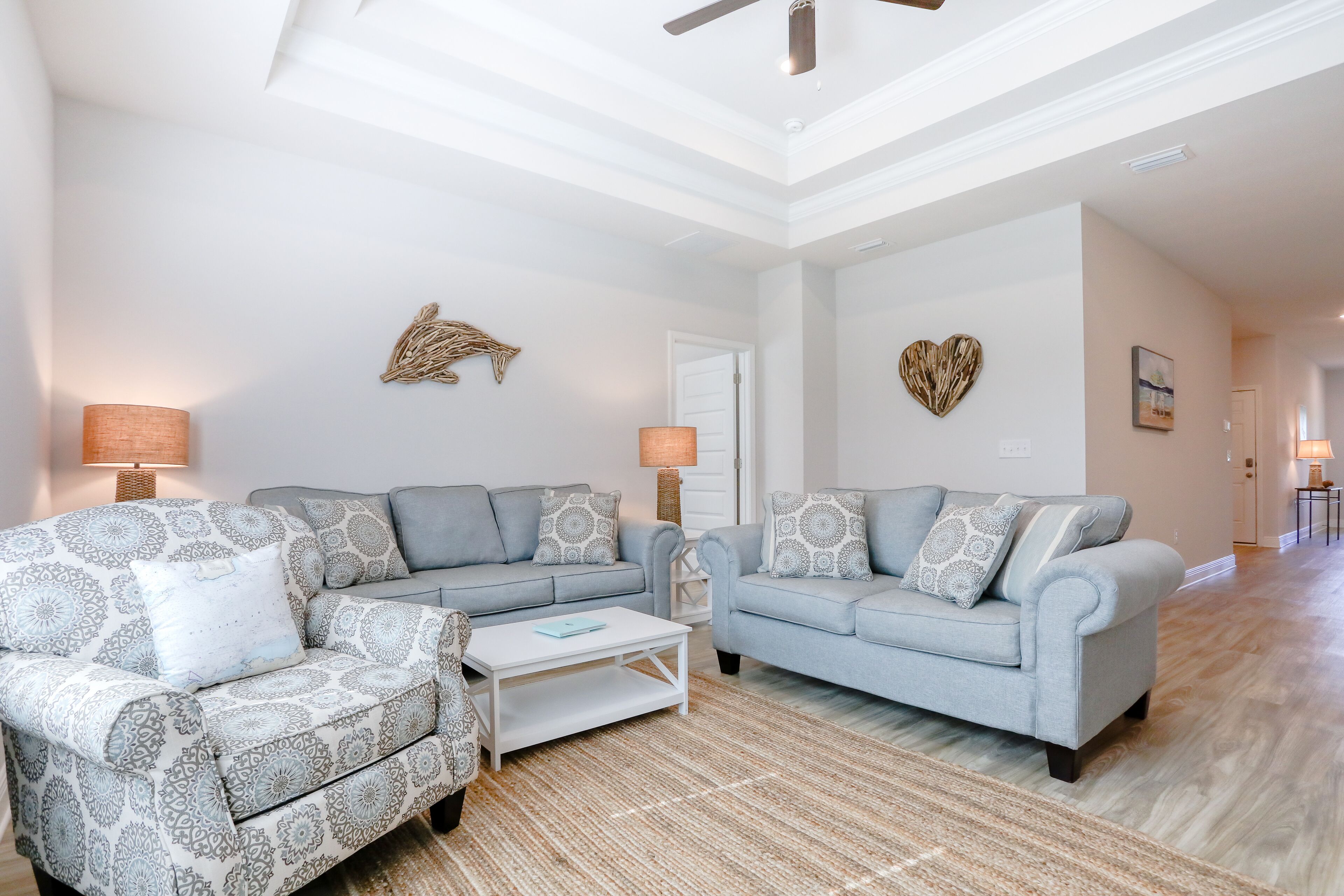 Fantastic coastal home with beach boardwalk, shared pool, private porch & WiFi