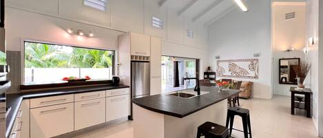 Refrigerador, microondas, horno, placa de cocina
