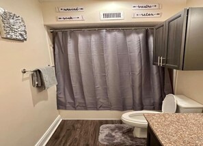 Baignoire, serviettes fournies, savon, papier toilette