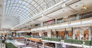 Point of interest - Luxury Contemporary Balcony -GALLERIA MALL BEAUTY (Houston)