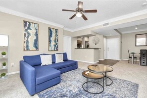 Living area - Luxury Contemporary Balcony -GALLERIA MALL BEAUTY (Houston)