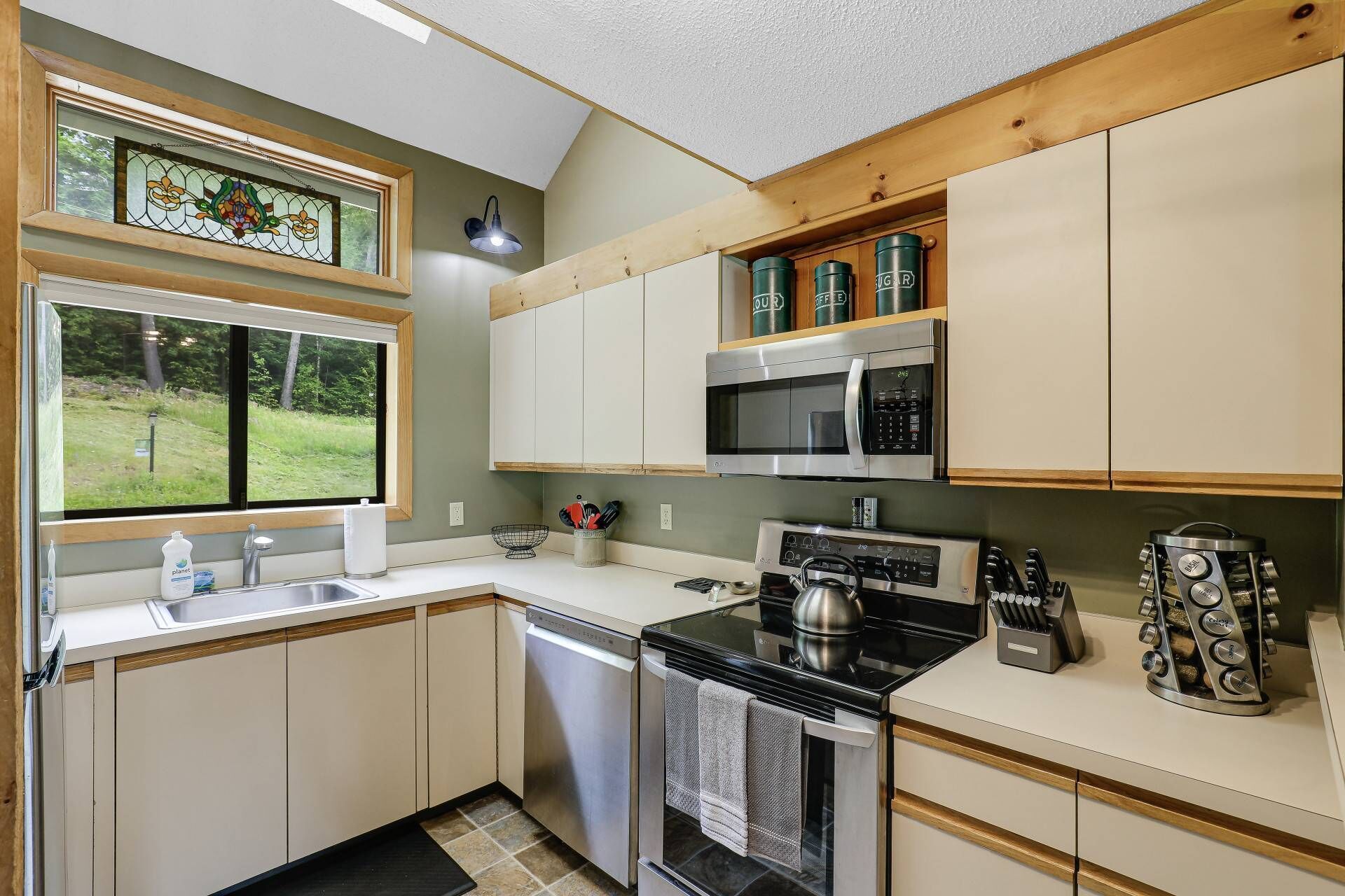 Valley Escape:Gorgeous Foliage! Stunning Sunsets! Indoor Pool, Hot Tub, Gym, Arcade - Fish, Hike