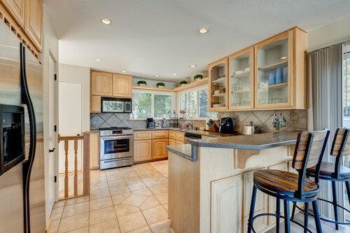 Lake-view home near casinos, golf,  slopes w/ hot tub & 2-car garage, sleeps 8