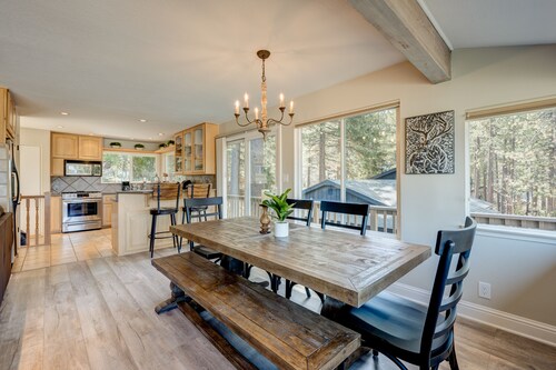 Lake-view home near casinos, golf,  slopes w/ hot tub & 2-car garage, sleeps 8