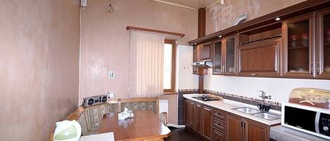 Frigorifero, microonde, forno, piano cottura