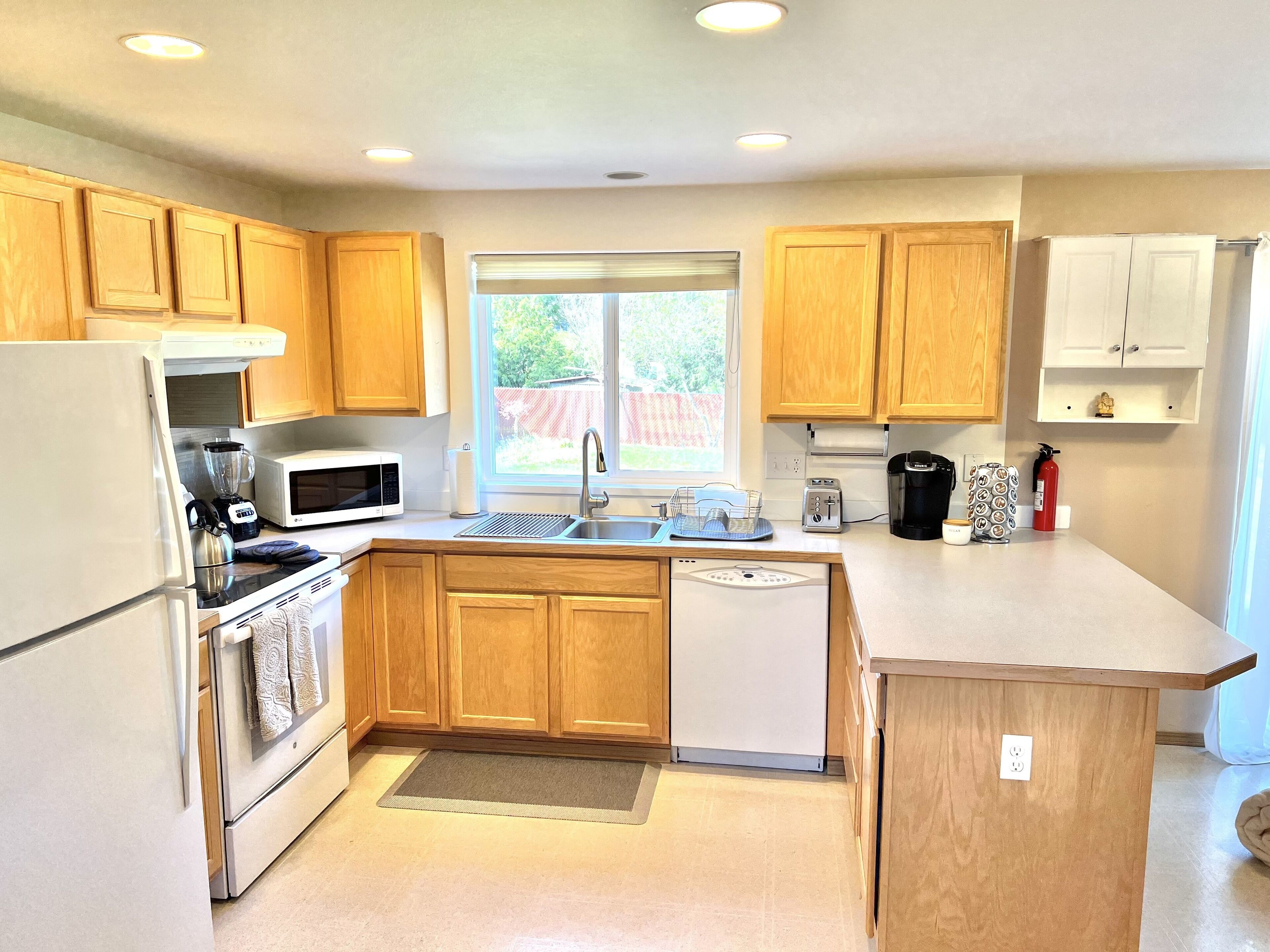 Entire SeaTac/Seattle home w/King Bed Master Suite