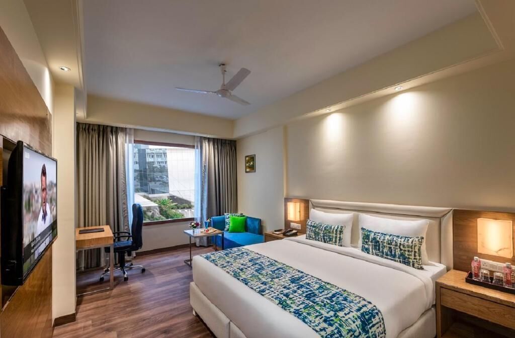 Peralatan tempat tidur premium, bar mini, peti besi dalam bilik 